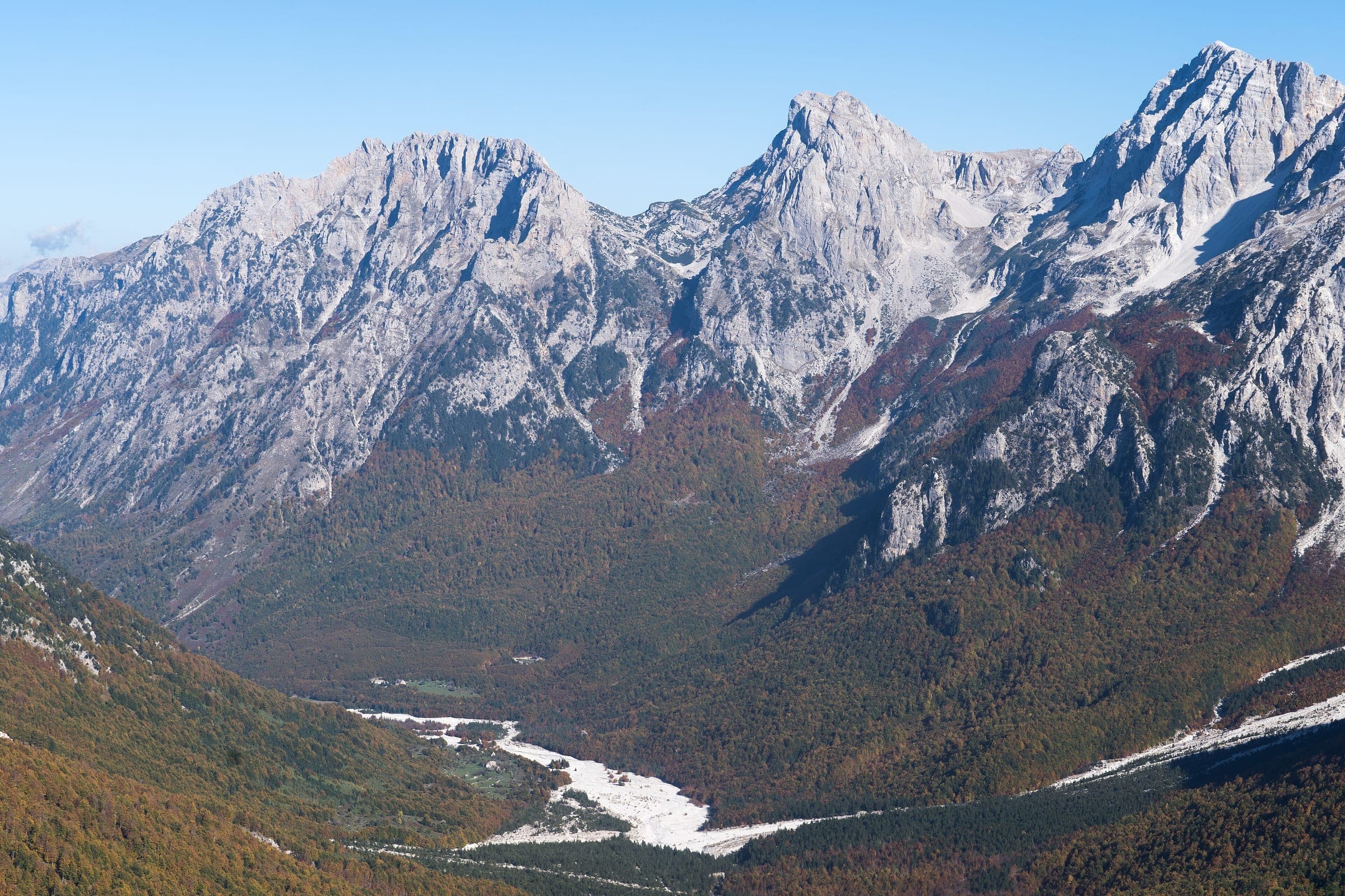 Valbona Vadisi ve onu çevreleyen kayalık dağlar